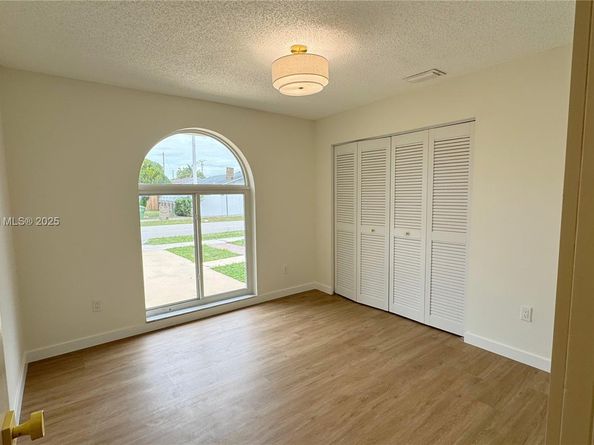 809 SW 10th St, Hallandale Beach FL 33009