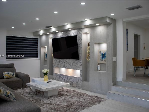 295 NE 150th St, Miami FL 33161