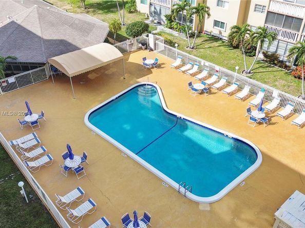 421 NE 14th Ave 203, Hallandale Beach FL 33009