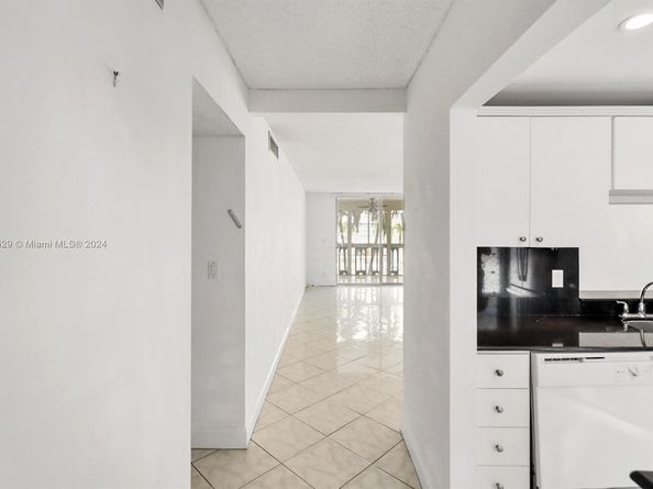 421 NE 14th Ave 203, Hallandale Beach FL 33009