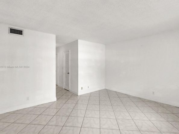 421 NE 14th Ave 203, Hallandale Beach FL 33009