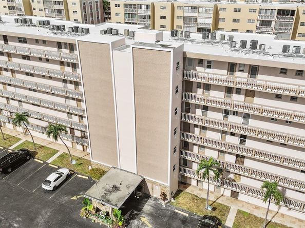 421 NE 14th Ave 203, Hallandale Beach FL 33009