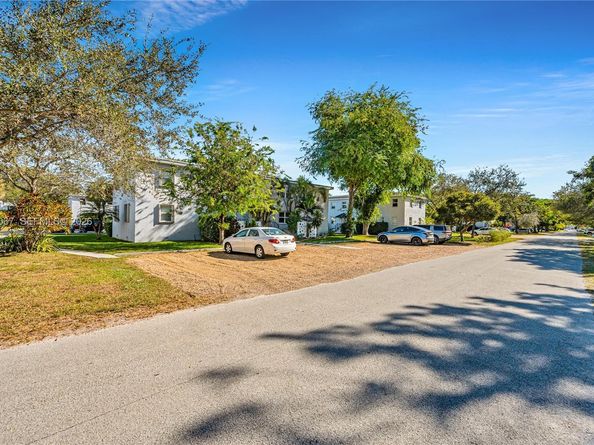7621 SW 55th Ave 21A, Miami FL 33143