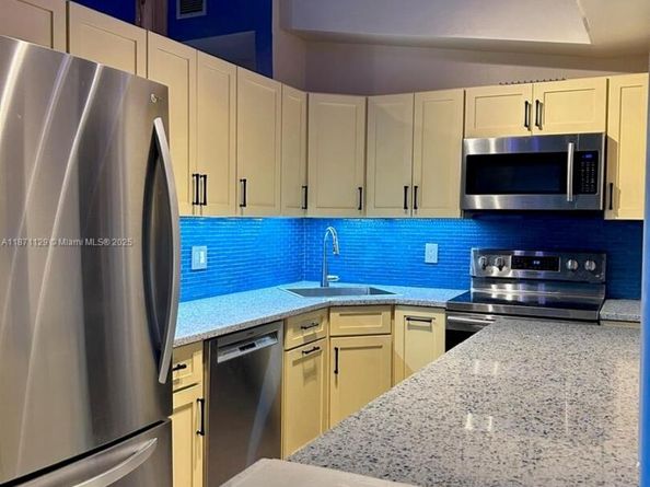 881 SW 49th Ter, Plantation FL 33317