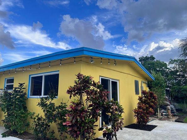 881 SW 49th Ter, Plantation FL 33317
