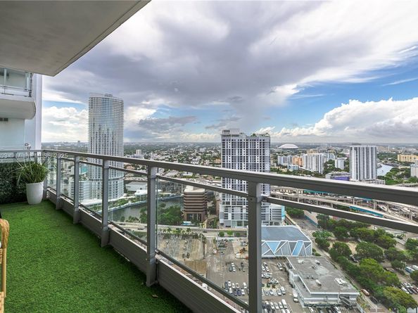 90 SW 3rd St 3705, Miami FL 33130
