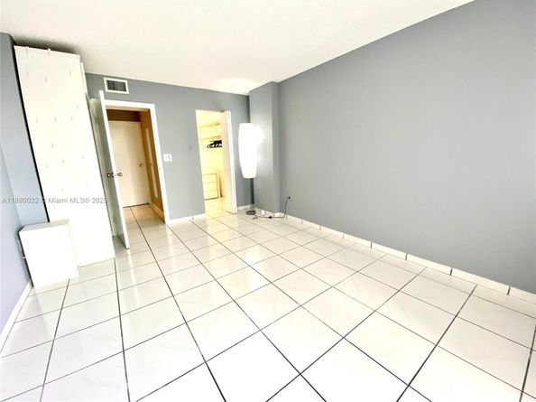 16950 Dixie A536, North Miami Beach FL 33160