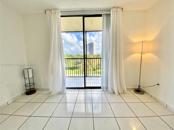16950 Dixie A536, North Miami Beach FL 33160