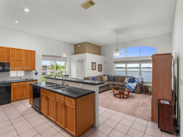 2373 NW 195th Ave, Pembroke Pines FL 33029