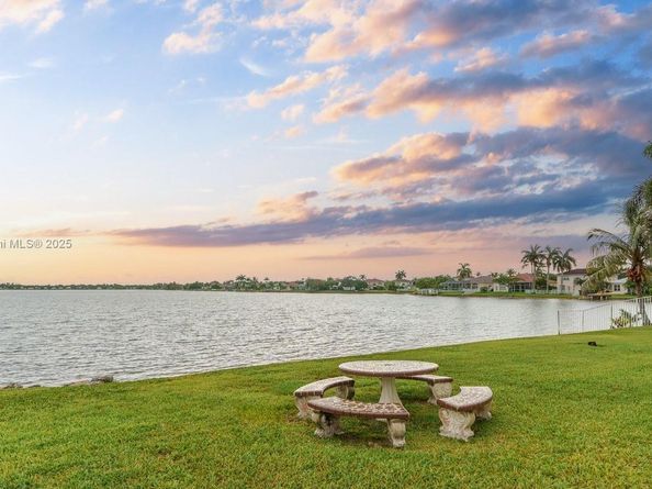 2373 NW 195th Ave, Pembroke Pines FL 33029