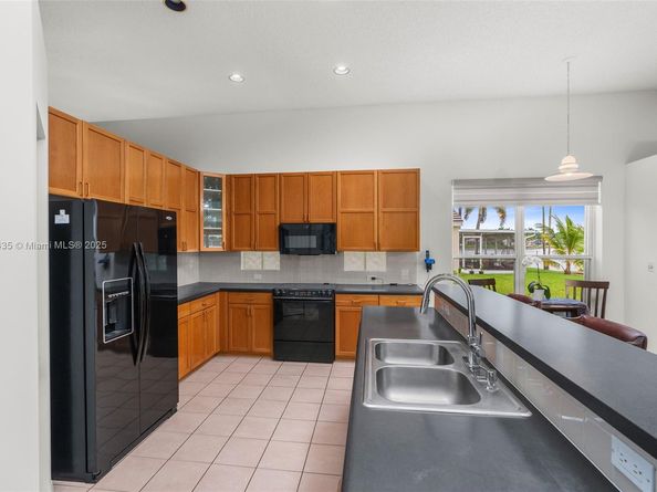 2373 NW 195th Ave, Pembroke Pines FL 33029