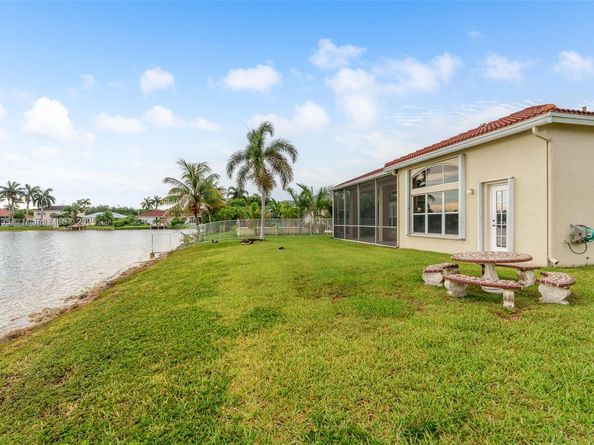 2373 NW 195th Ave, Pembroke Pines FL 33029