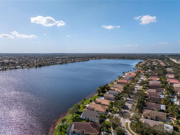 2373 NW 195th Ave, Pembroke Pines FL 33029