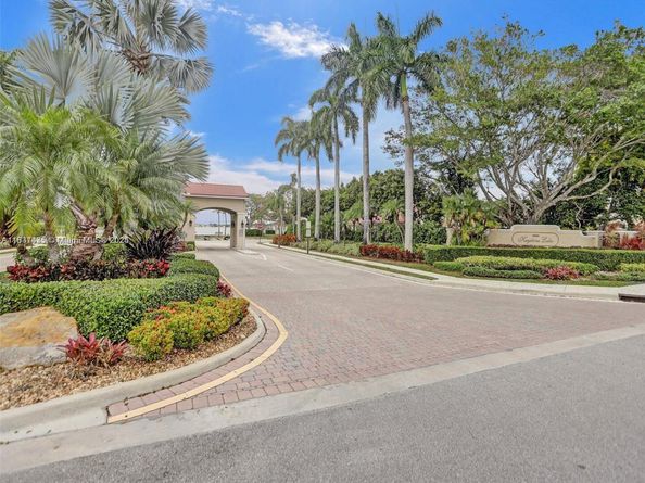 2373 NW 195th Ave, Pembroke Pines FL 33029