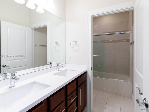 Undisclosed Address #A11871530, Hollywood FL 33021
