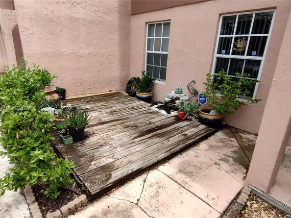 15 Laredo Pl 27, Davie FL 33324