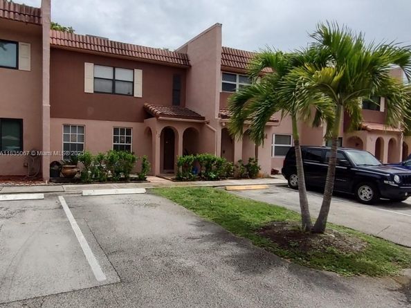 15 Laredo Pl 27, Davie FL 33324