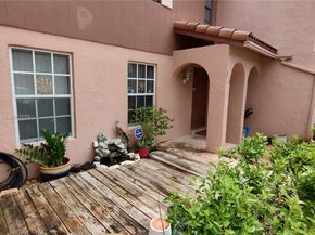 15 Laredo Pl 27, Davie FL 33324