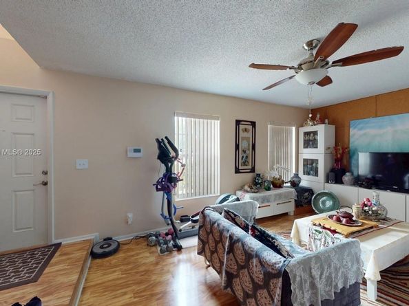 15 Laredo Pl 27, Davie FL 33324