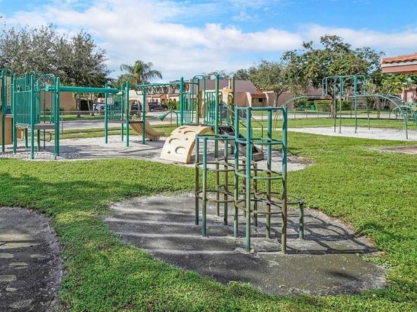15 Laredo Pl 27, Davie FL 33324