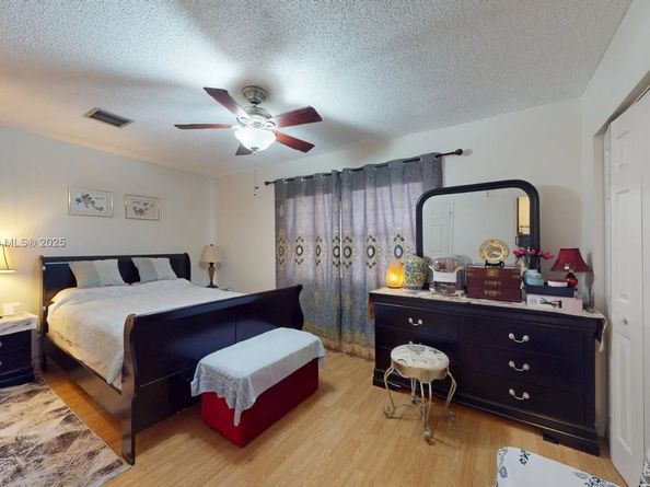 15 Laredo Pl 27, Davie FL 33324