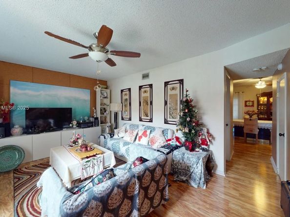 15 Laredo Pl 27, Davie FL 33324