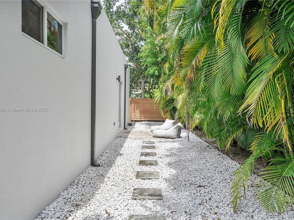 1718 N Victoria Park Rd, Fort Lauderdale FL 33305