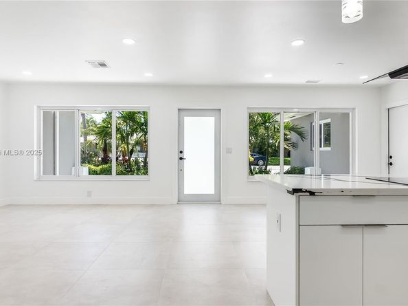 1611 NE 40th Pl, Oakland Park FL 33334