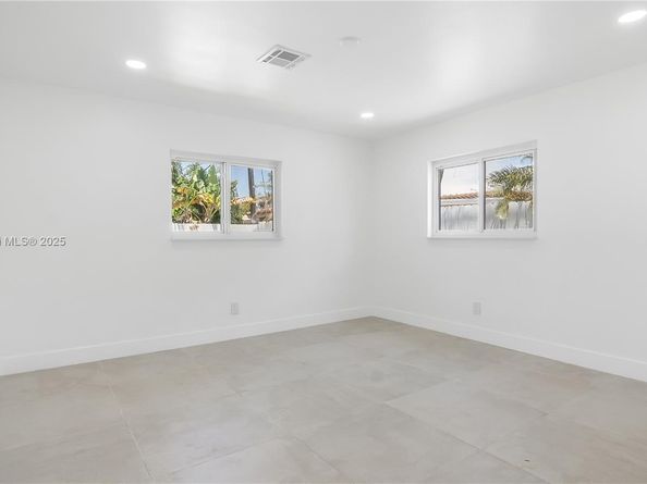 1611 NE 40th Pl, Oakland Park FL 33334