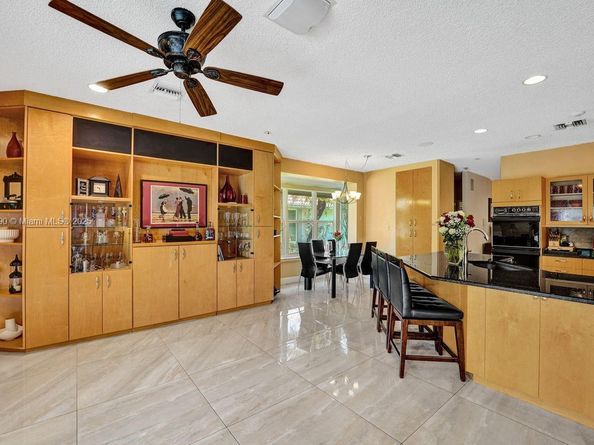 9940 SW 4th St, Plantation FL 33324