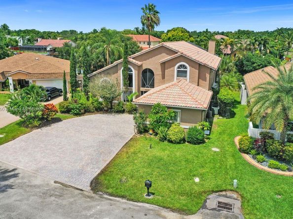 9940 SW 4th St, Plantation FL 33324