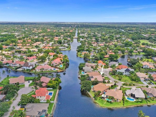9940 SW 4th St, Plantation FL 33324