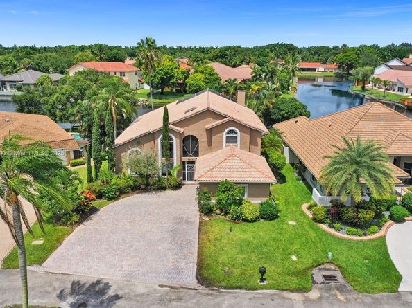 9940 SW 4th St, Plantation FL 33324