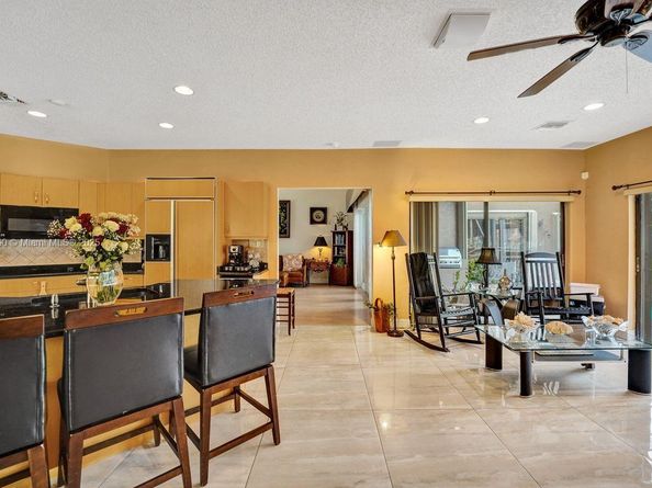 9940 SW 4th St, Plantation FL 33324