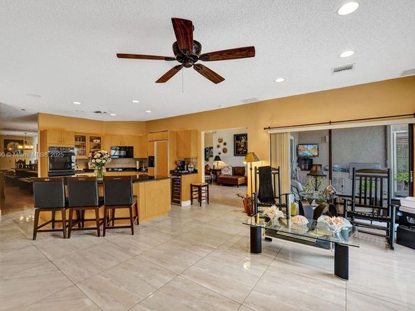 9940 SW 4th St, Plantation FL 33324