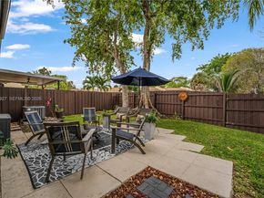 10101 Woodbury Ct, Pembroke Pines FL 33026