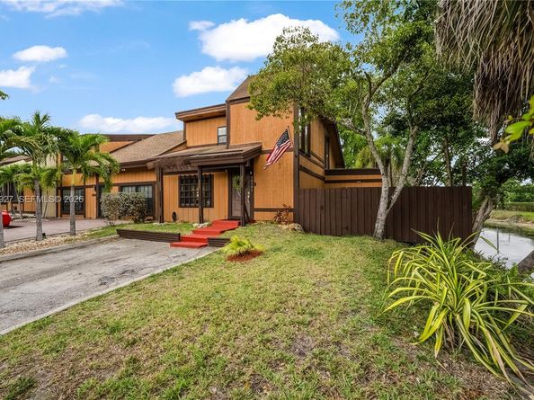 10101 Woodbury Ct, Pembroke Pines FL 33026