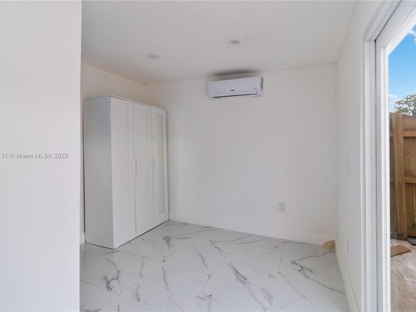 5740 Lincoln St, Hollywood FL 33021