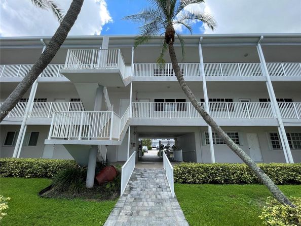462 Golden Isles Dr 211, Hallandale Beach FL 33009