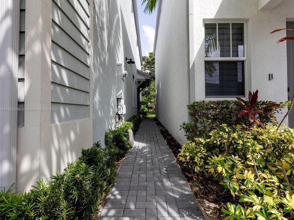 4923 NW 48th Ter, Tamarac FL 33319