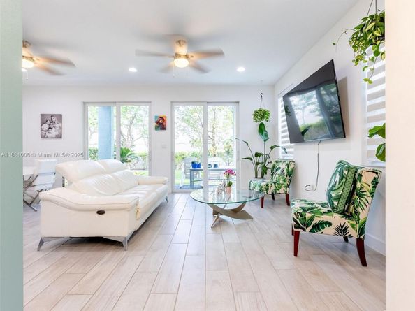 4923 NW 48th Ter, Tamarac FL 33319