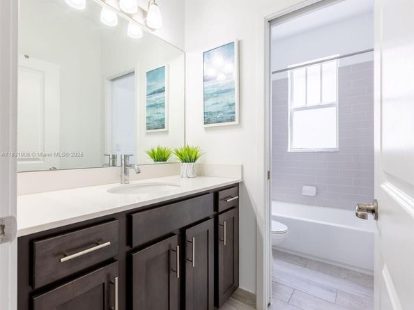 4923 NW 48th Ter, Tamarac FL 33319
