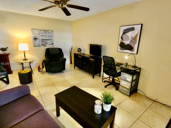 160 NE 8th Ave 21A, Hallandale Beach FL 33009