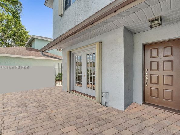 9950 SW 12th St, Pembroke Pines FL 33025