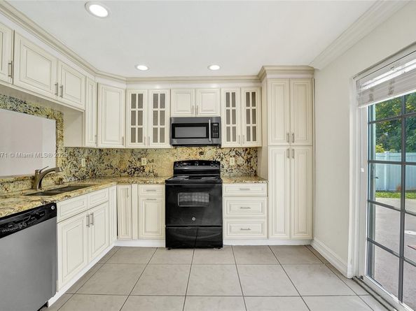 9950 SW 12th St, Pembroke Pines FL 33025