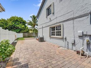 9950 SW 12th St, Pembroke Pines FL 33025