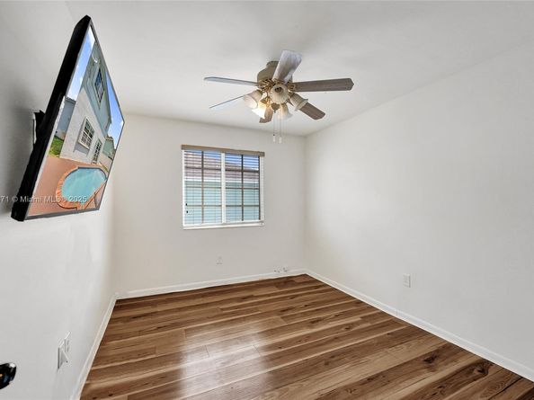 9950 SW 12th St, Pembroke Pines FL 33025