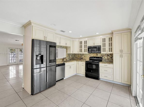 9950 SW 12th St, Pembroke Pines FL 33025