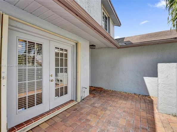 9950 SW 12th St, Pembroke Pines FL 33025