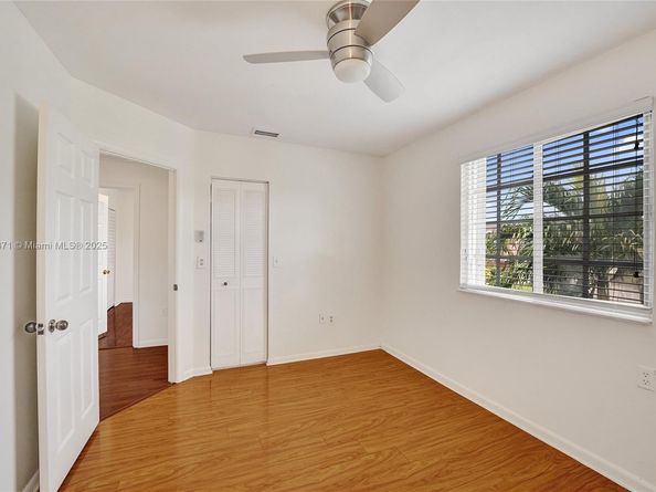 9950 SW 12th St, Pembroke Pines FL 33025